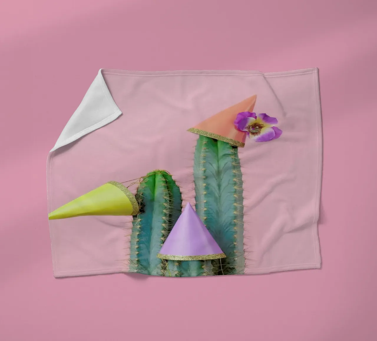 Cactus Party Hats coperta in pile da Juj Winn