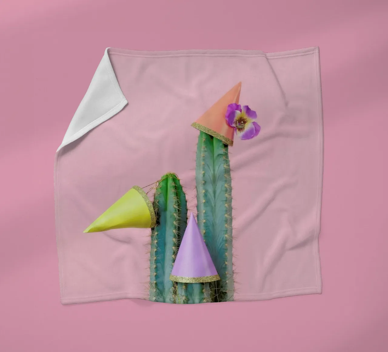 Cactus Party Hats coperta in pile da Juj Winn