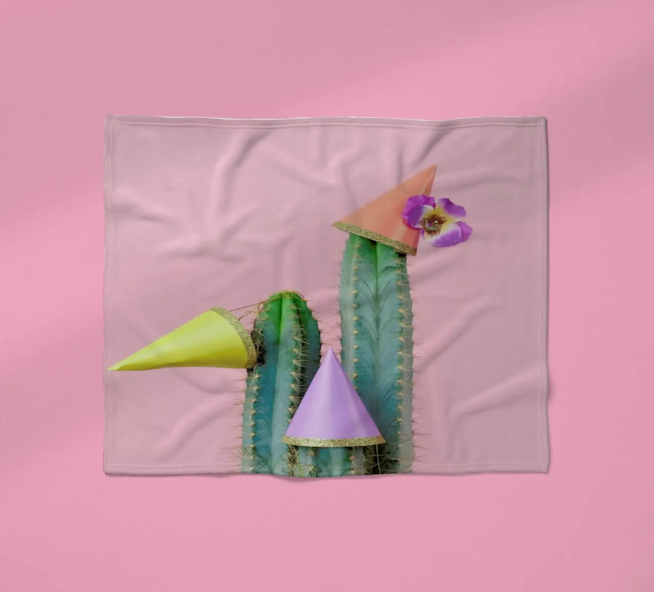 Cactus Party Hats coperta in pile da Juj Winn