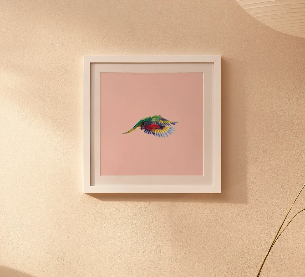 Pink Parrot poster con telaio in plastica da Charlotte Curd