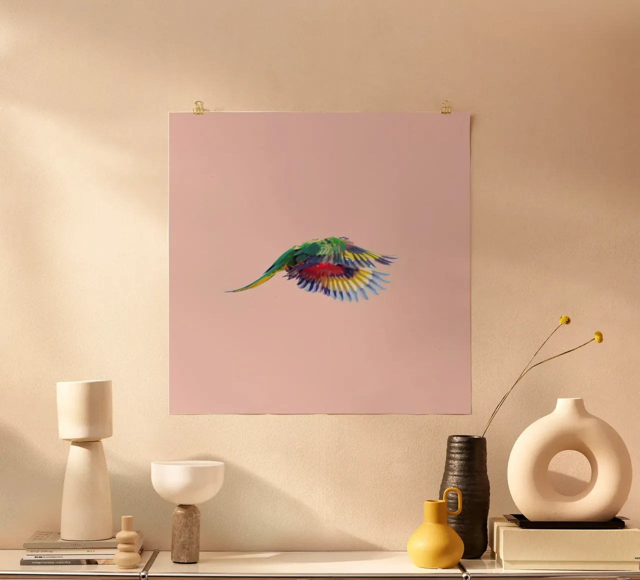Pink Parrot poster con telaio in plastica da Charlotte Curd