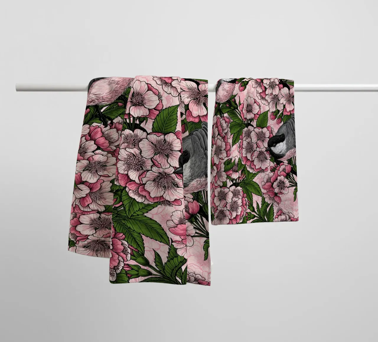 Fiori di ciliegio e cesene in rosa asciugamano da bagno da Painted Nature