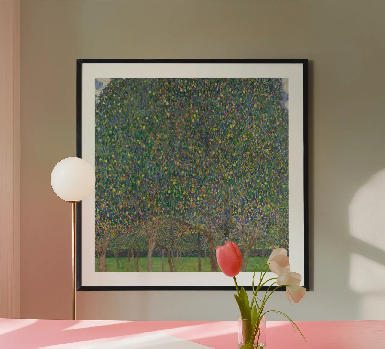 Gustav Klimt - L'albero delle pere poster con telaio in legno da Timeless Artworks