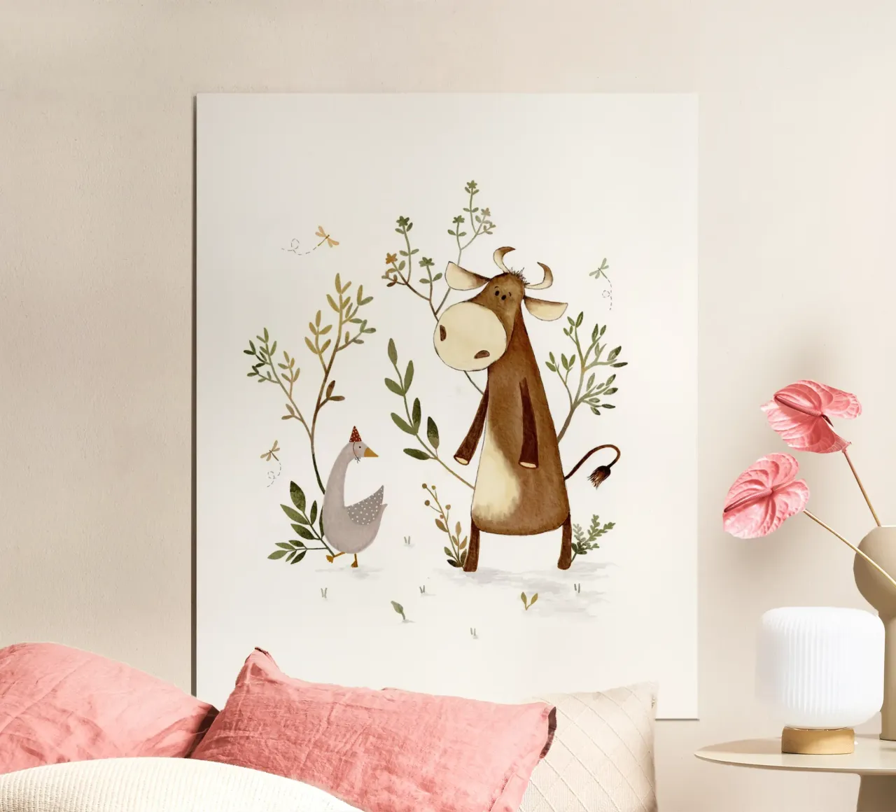 Mucca e oca di Claud - Arte degli amici della fattoria per bambini poster con telaio in alluminio da Urchin Bay Art