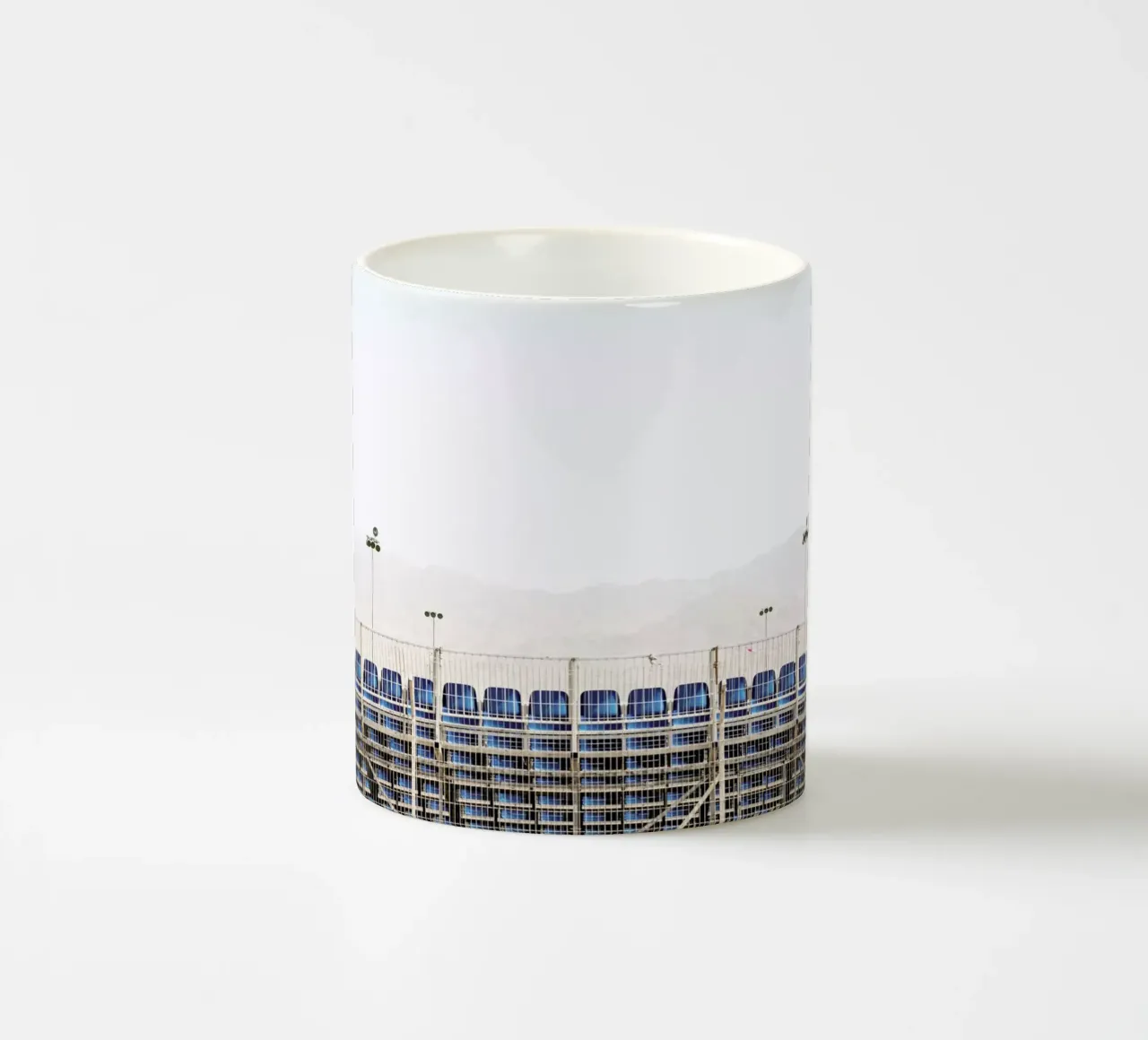 Scenes from Eilat tazza in ceramica da Tal Paz-Fridman