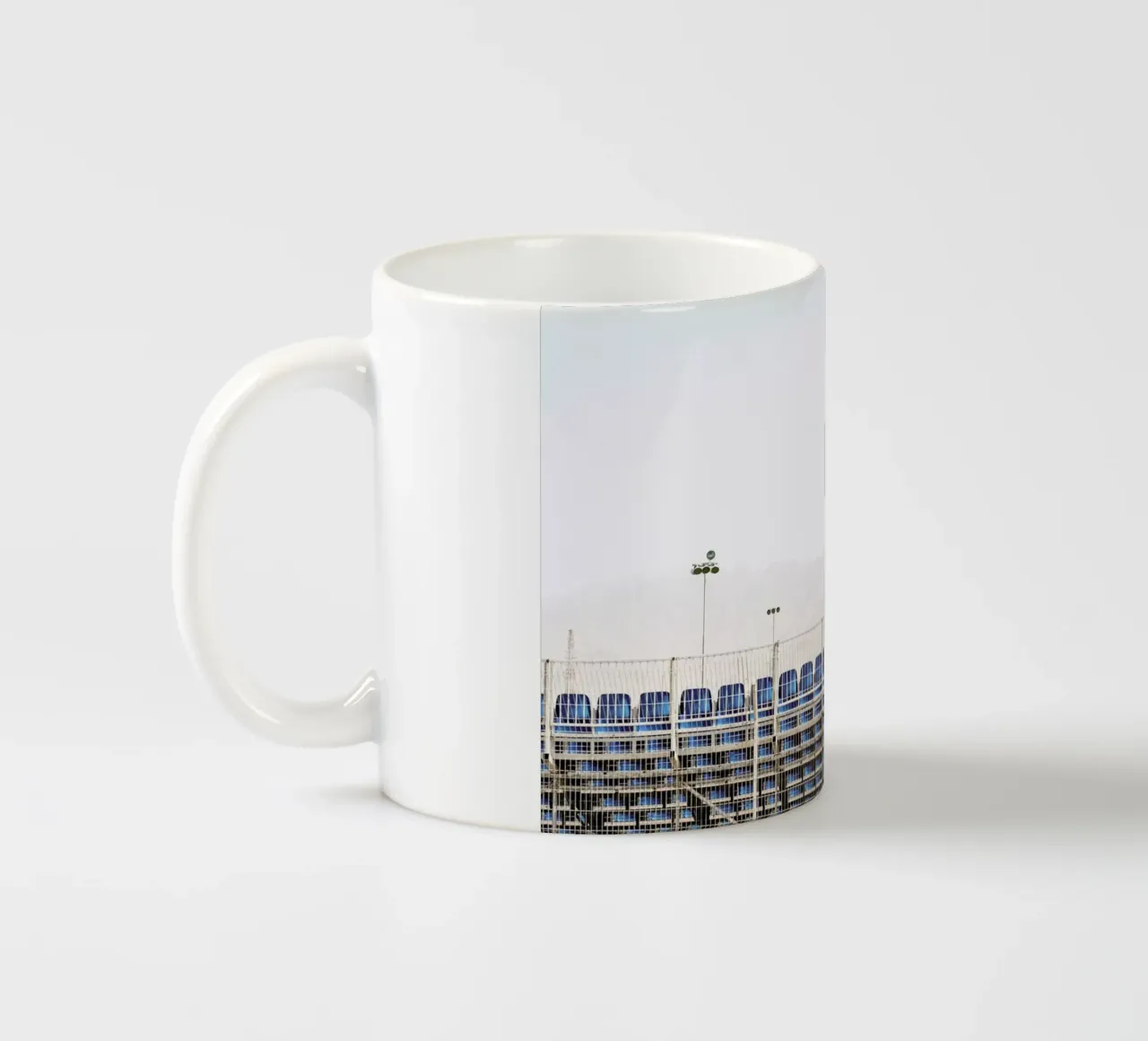 Scenes from Eilat tazza in ceramica da Tal Paz-Fridman
