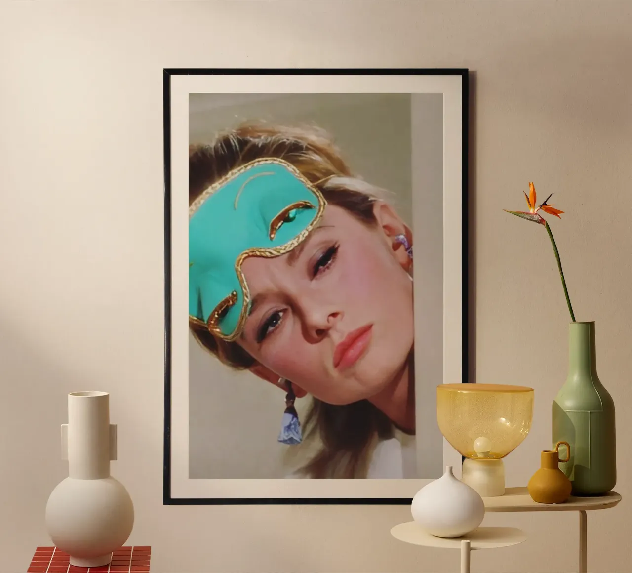 Audrey Hepburn at Rest poster con telaio in legno da Attaboy Dsgn