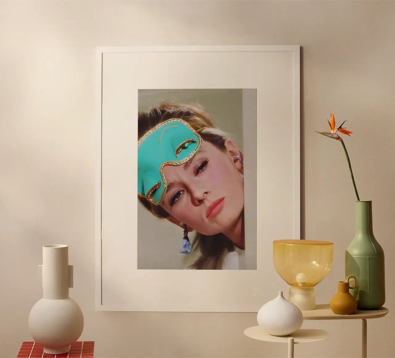 Audrey Hepburn at Rest poster con telaio in legno da Attaboy Dsgn