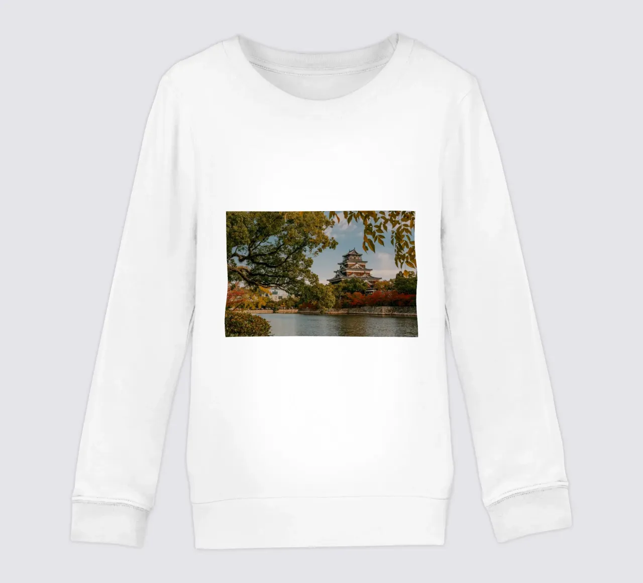 Il castello di Hiroshima in autunno felpa bambino da Marcel Bisig