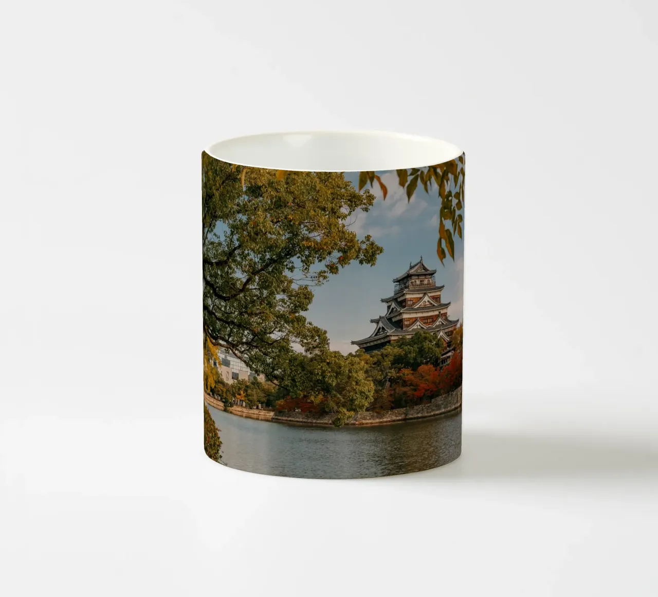 Il castello di Hiroshima in autunno tazza in ceramica da Marcel Bisig