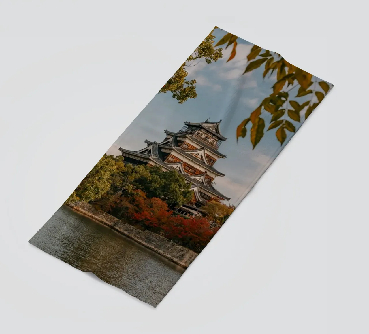 Il castello di Hiroshima in autunno telo mare da Marcel Bisig