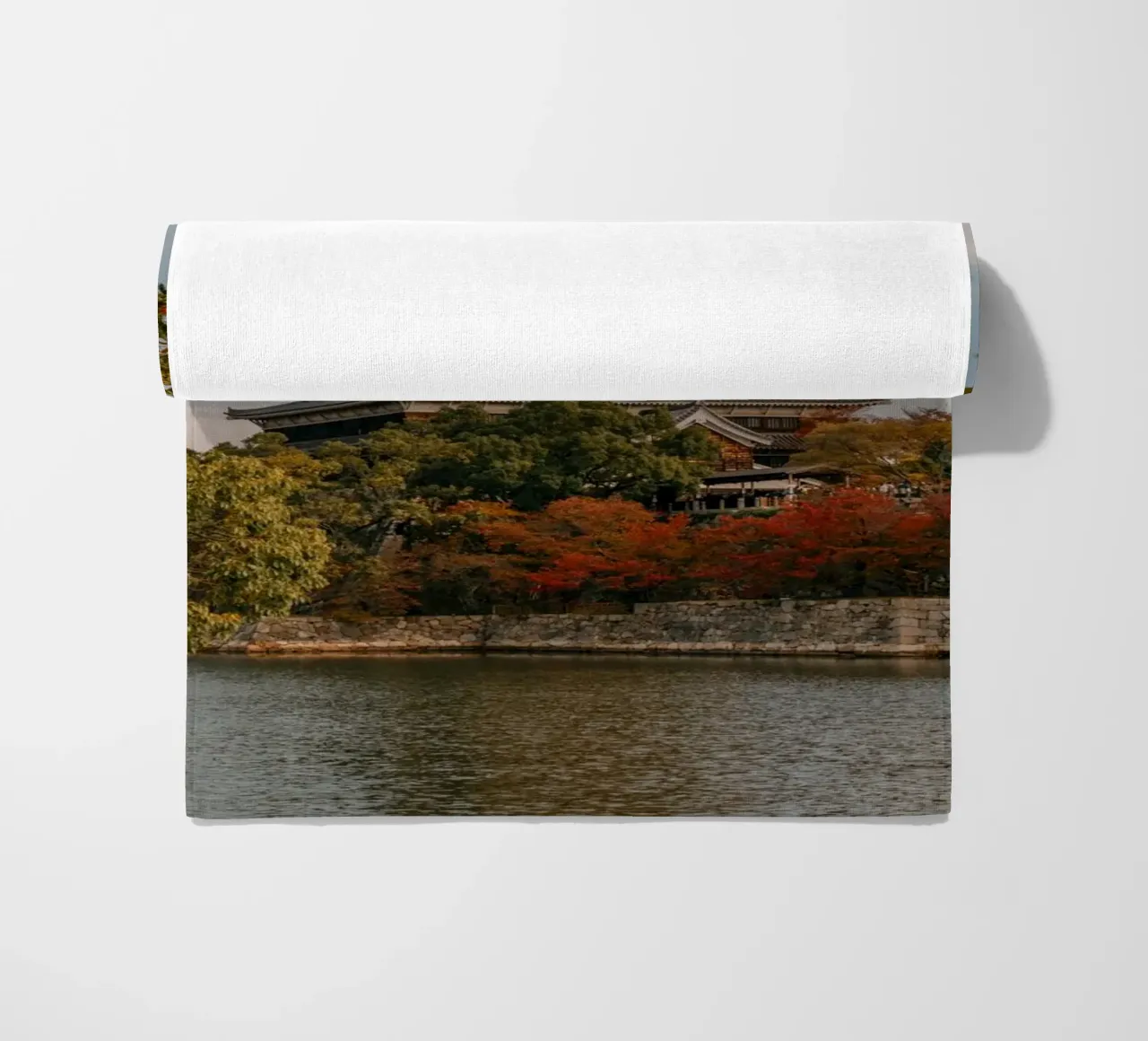 Il castello di Hiroshima in autunno telo mare da Marcel Bisig