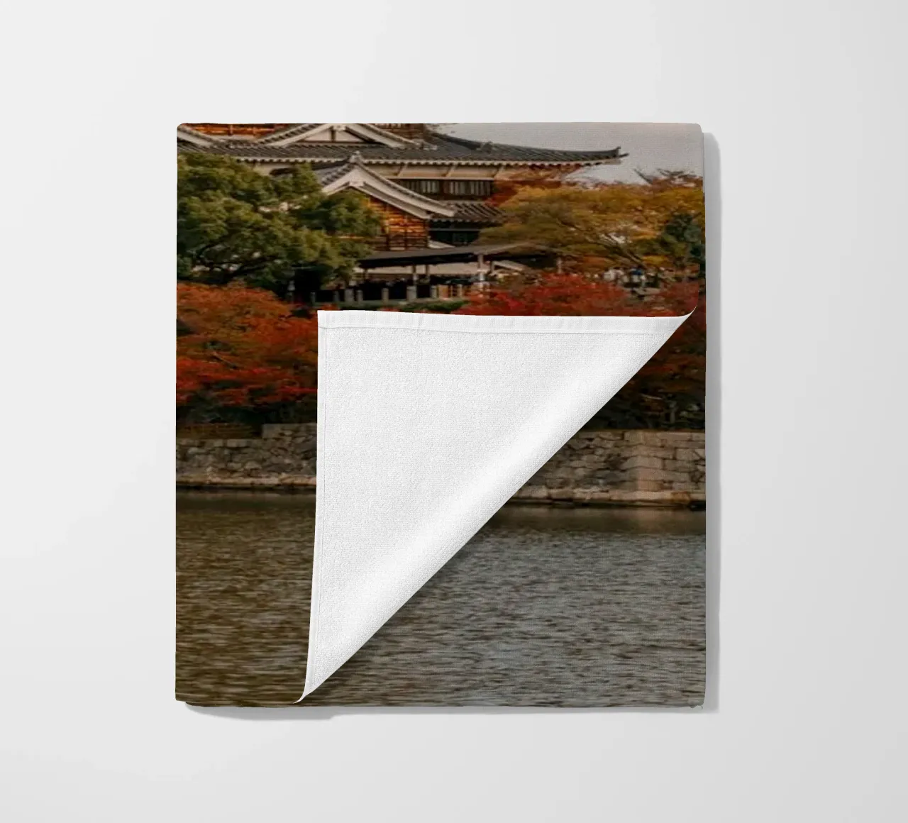 Il castello di Hiroshima in autunno telo mare da Marcel Bisig