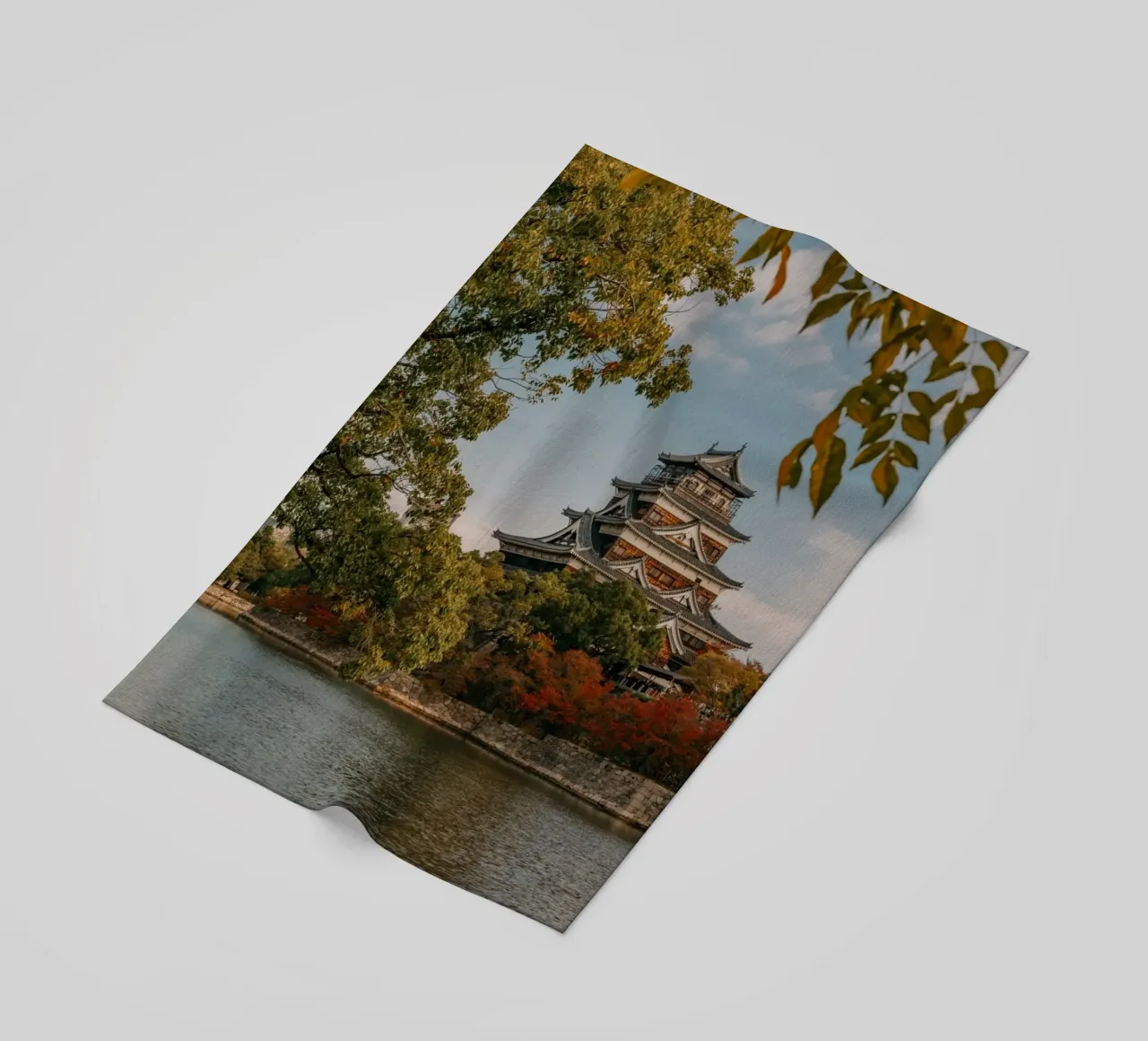 Il castello di Hiroshima in autunno telo mare da Marcel Bisig