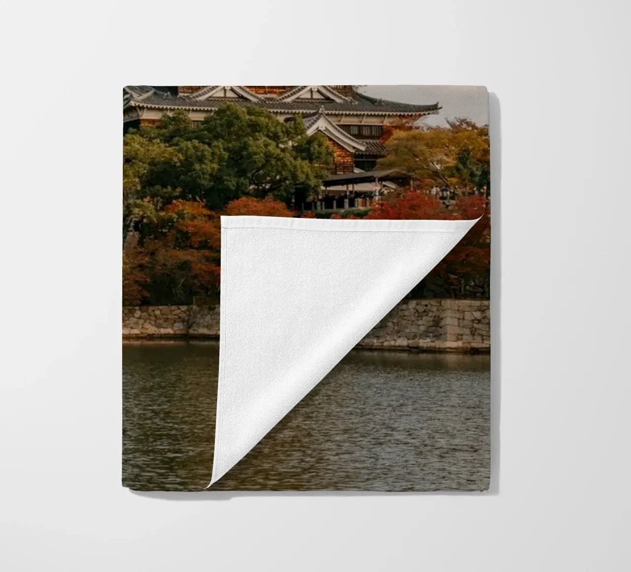 Il castello di Hiroshima in autunno telo mare da Marcel Bisig
