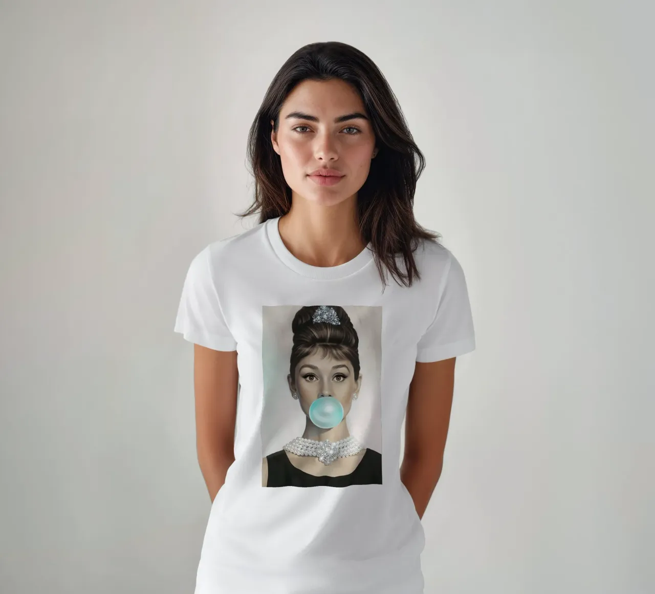 Audrey Hepburn Blowing Bubblegum t-shirt da Attaboy Dsgn
