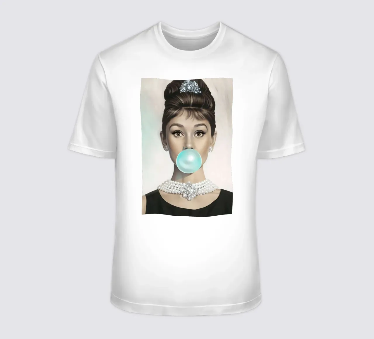 Audrey Hepburn Blowing Bubblegum t-shirt da Attaboy Dsgn