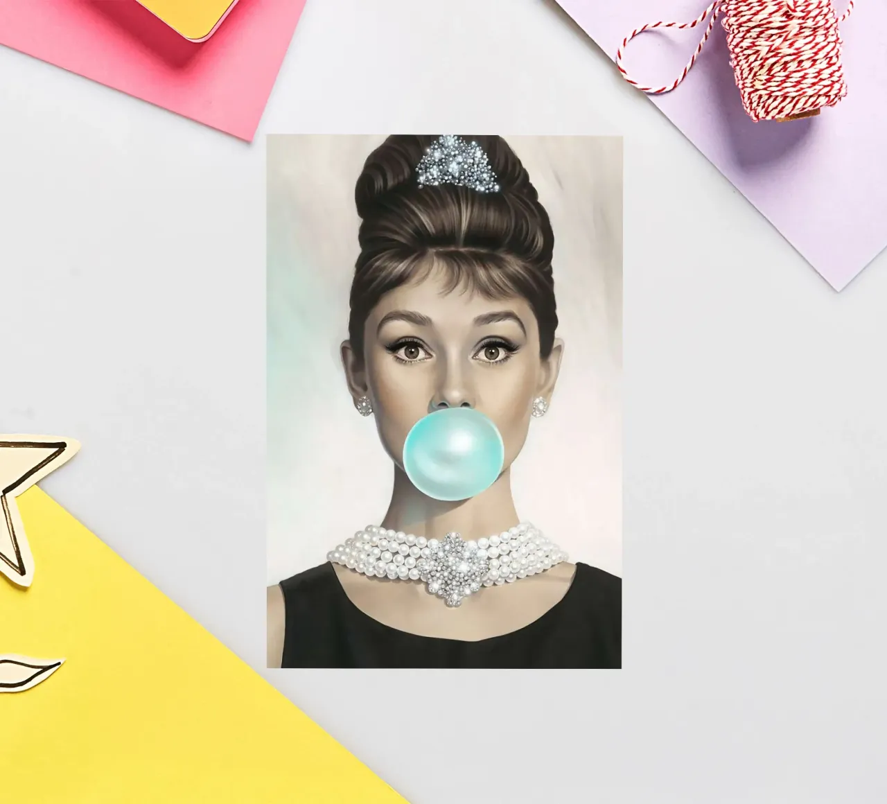 Audrey Hepburn Blowing Bubblegum adesivo da Attaboy Dsgn