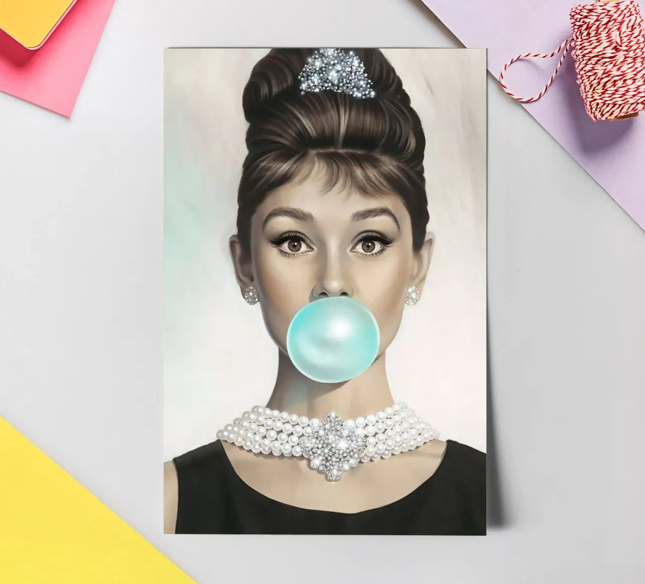 Audrey Hepburn Blowing Bubblegum foglio adesivo da Attaboy Dsgn