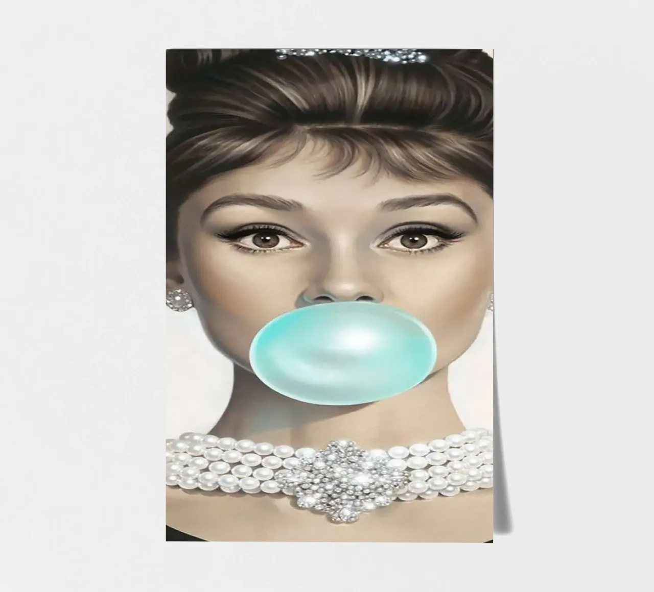 Audrey Hepburn Blowing Bubblegum foglio adesivo da Attaboy Dsgn