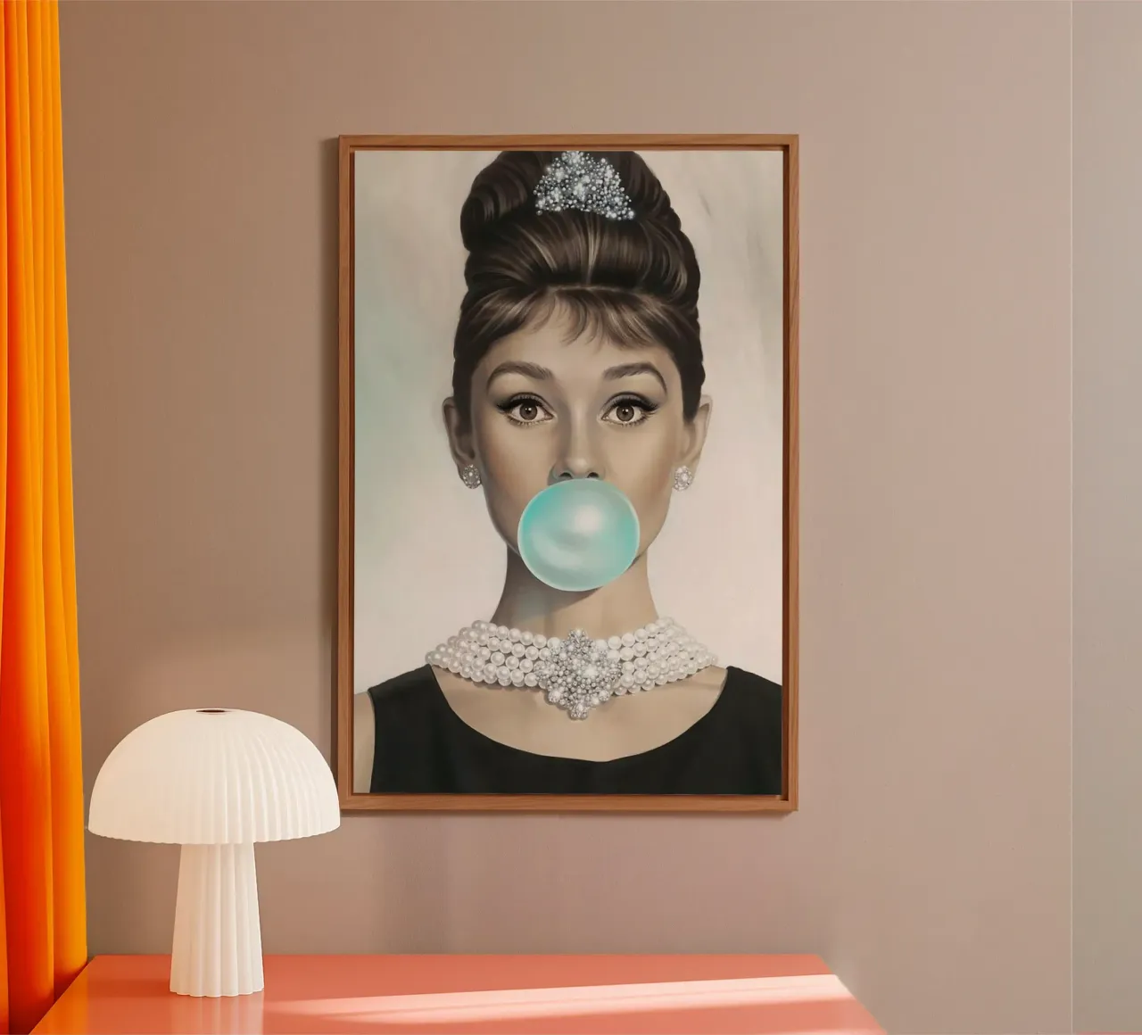 Audrey Hepburn Blowing Bubblegum pannello forex da Attaboy Dsgn