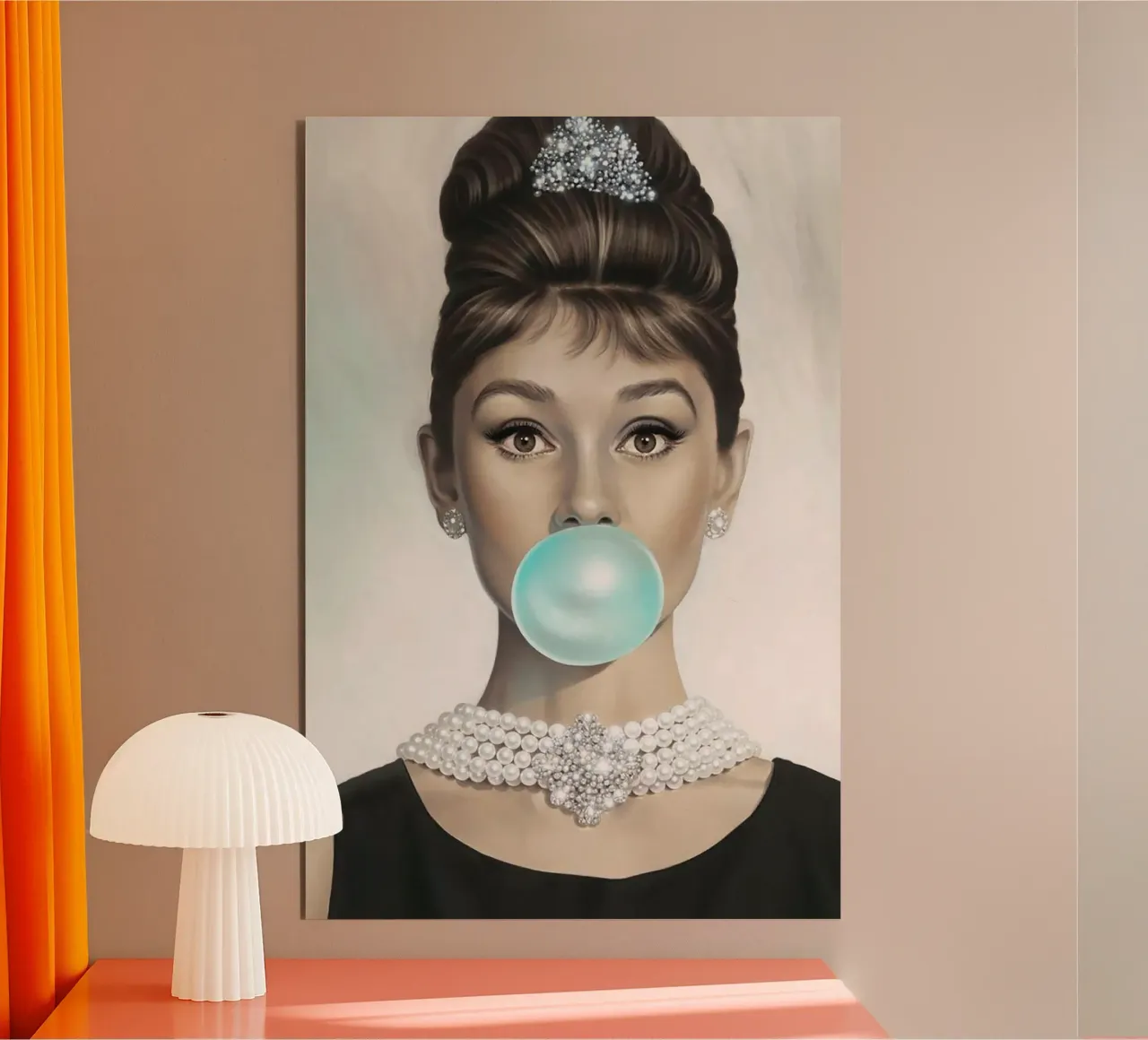 Audrey Hepburn Blowing Bubblegum pannello forex da Attaboy Dsgn