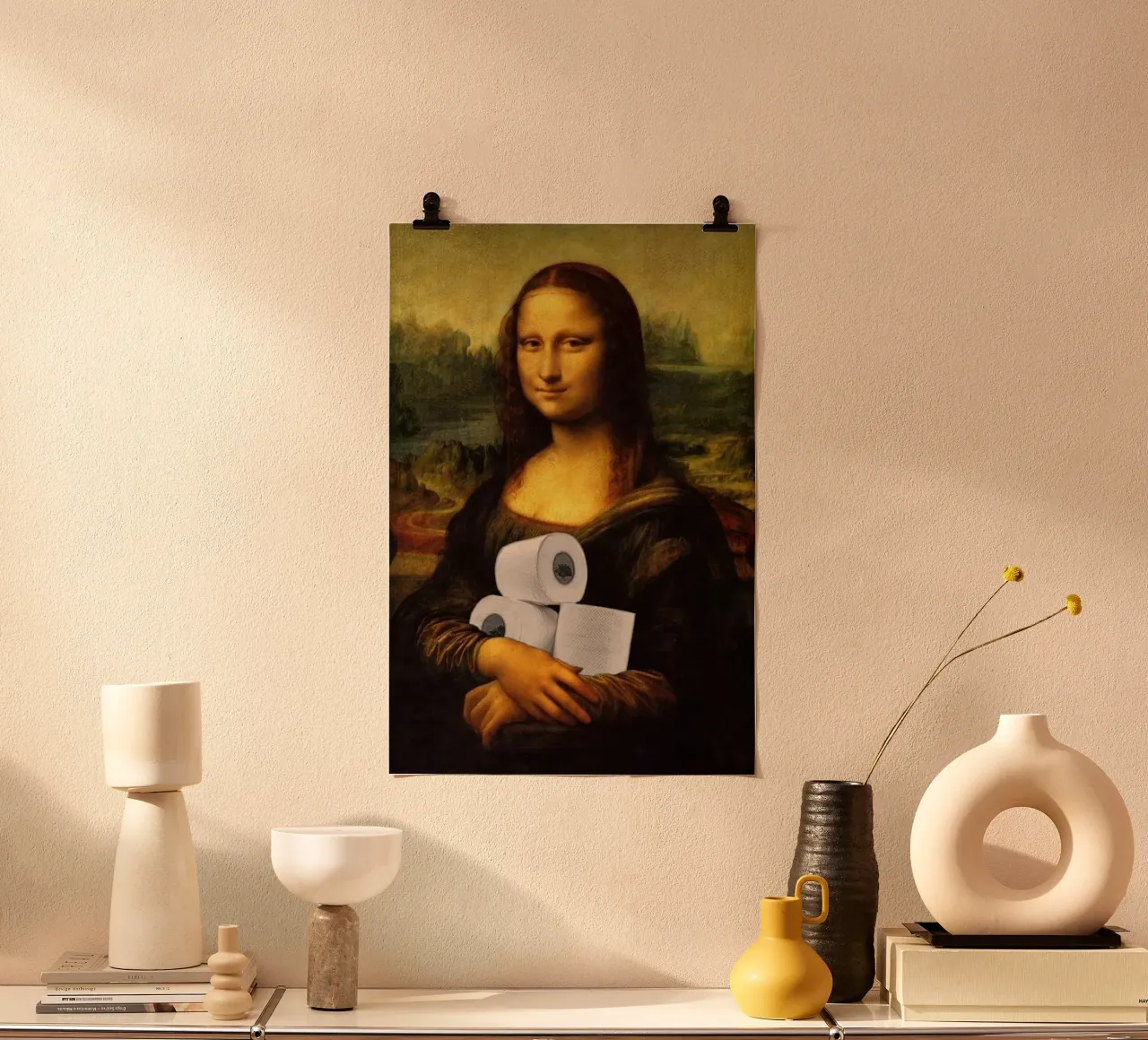Mona Lisa’s Modern Dilemma poster con telaio in plastica da Attaboy Dsgn