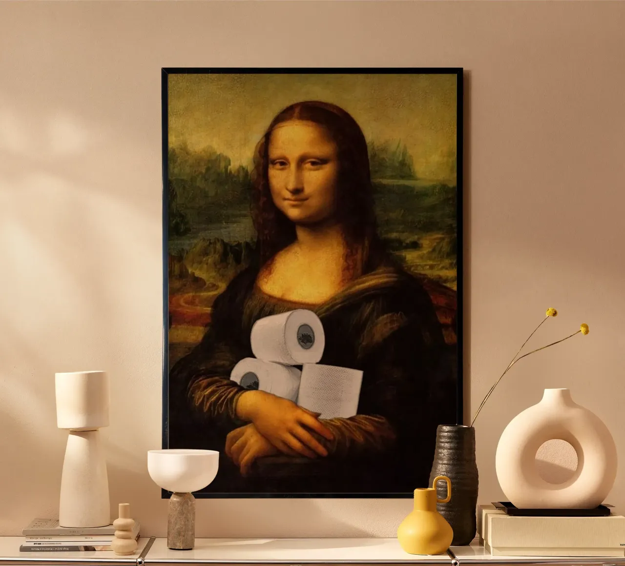 Mona Lisa’s Modern Dilemma poster con telaio in plastica da Attaboy Dsgn