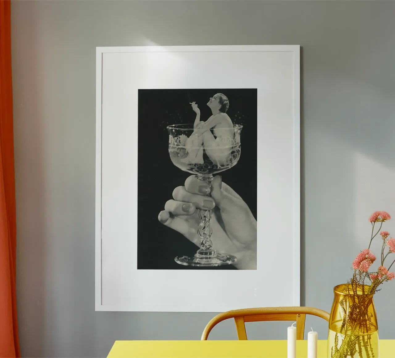 Sips of Elegance - Woman in a Wine Glass poster con telaio in alluminio da Attaboy Dsgn