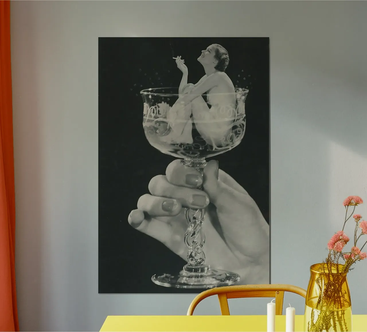 Sips of Elegance - Woman in a Wine Glass poster con telaio in alluminio da Attaboy Dsgn
