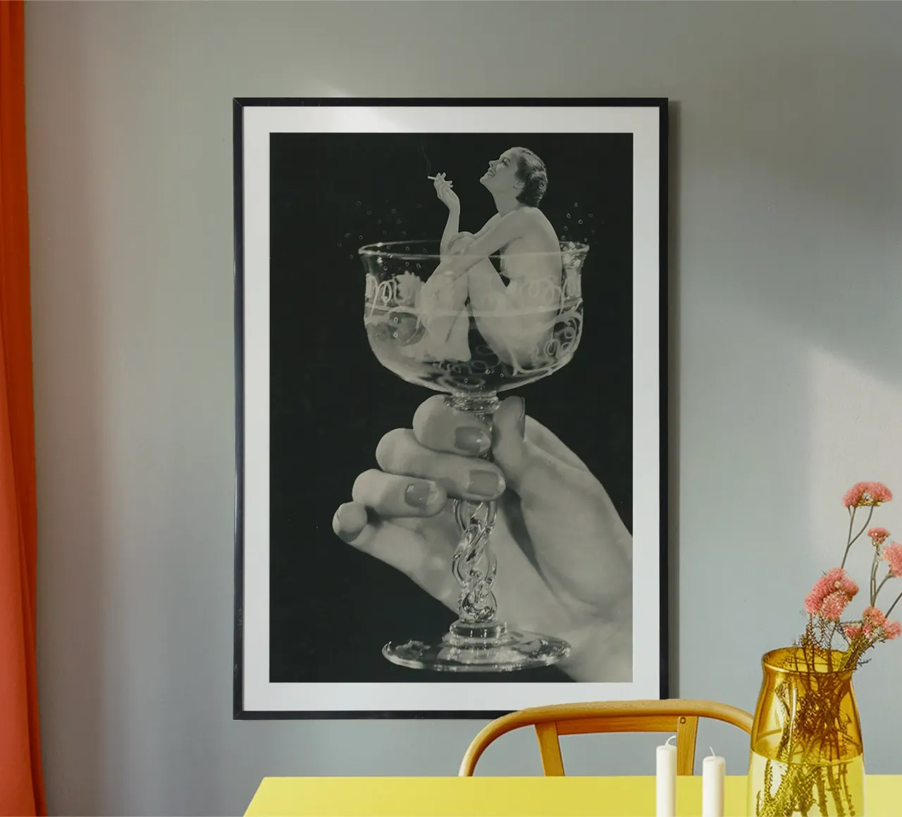 Sips of Elegance - Woman in a Wine Glass poster con telaio in alluminio da Attaboy Dsgn