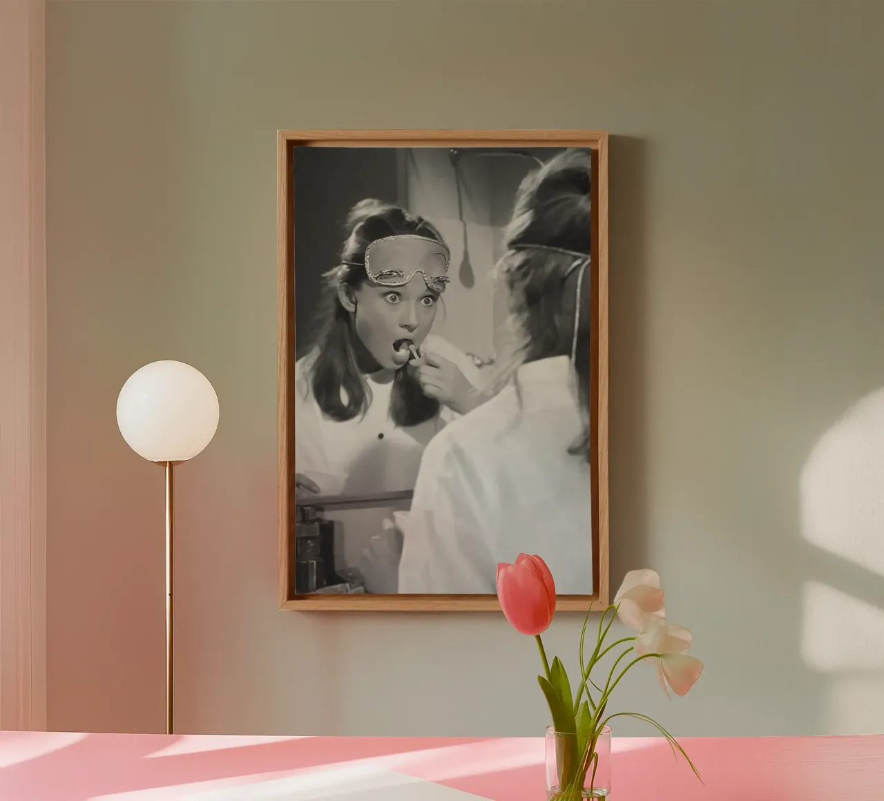 Audrey Hepburn Brushing canvas met Baklijst van Attaboy Dsgn