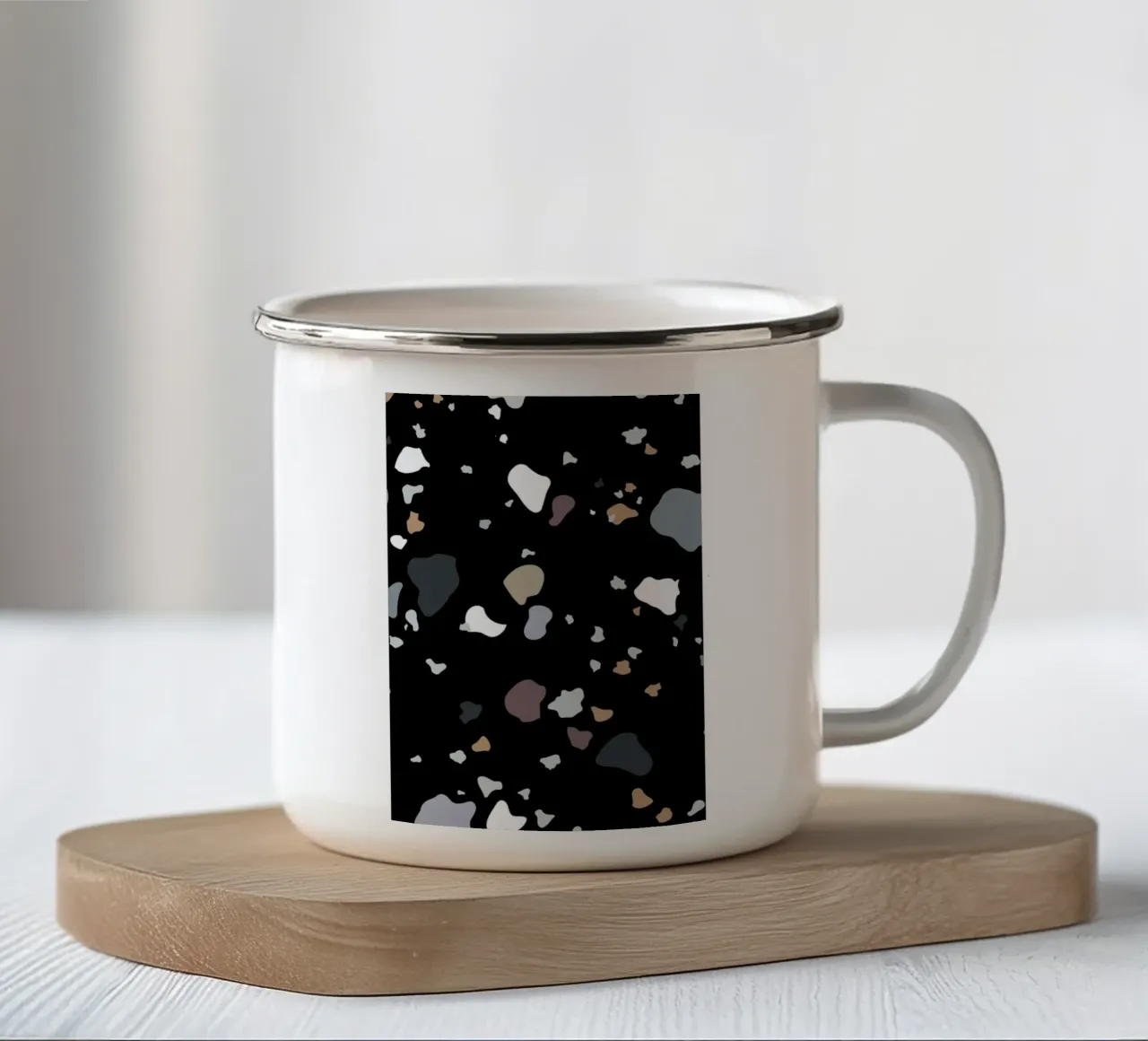 Black Liquorice tazza in smalto da Laura O'Connor