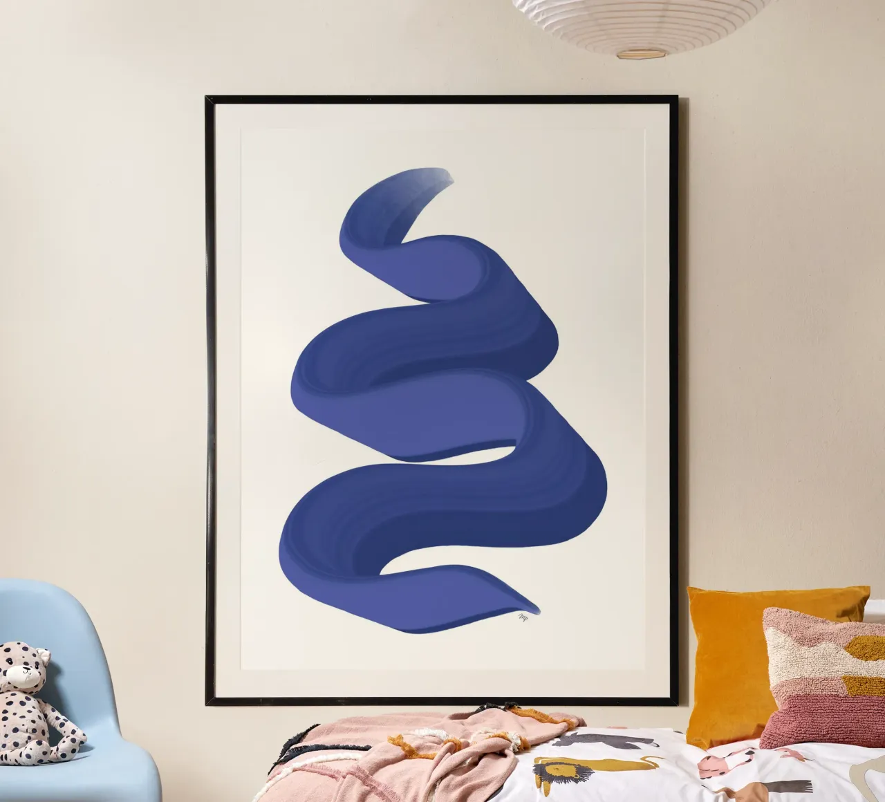 Serpente astratto di vernice blu poster con telaio in alluminio da Martina