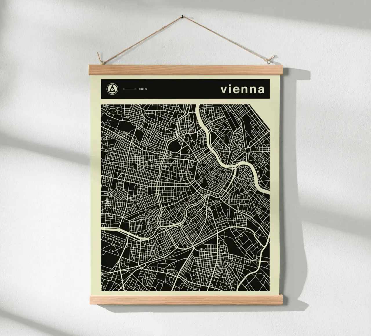 Vienna Map poster con telaio in alluminio da Jazzberry Blue