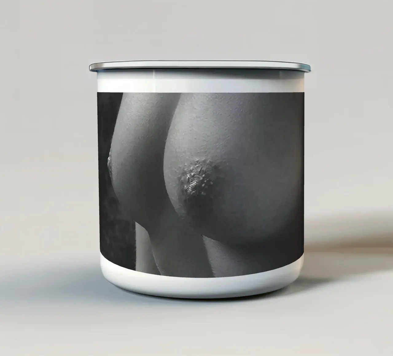 Becci Breasts 2 Mono tazza in smalto da Dave Hare Photography