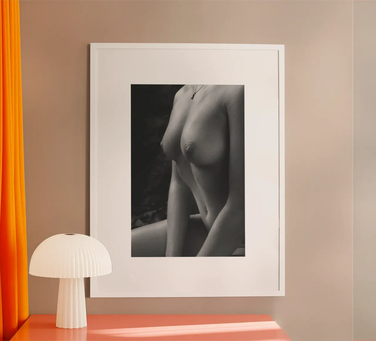 Becci Breasts 2 Mono poster con telaio in plastica da Dave Hare Photography