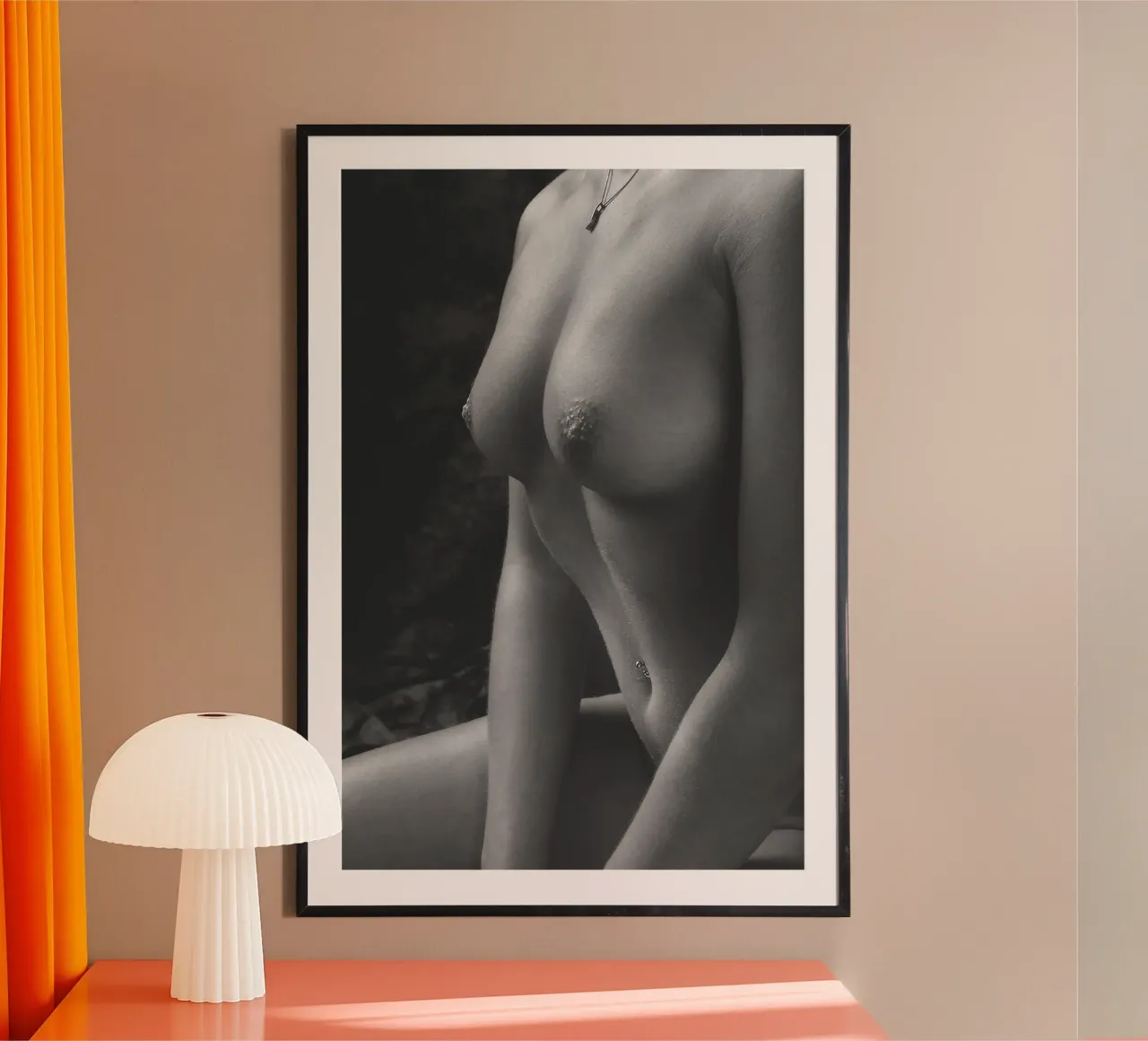 Becci Breasts 2 Mono poster con telaio in plastica da Dave Hare Photography
