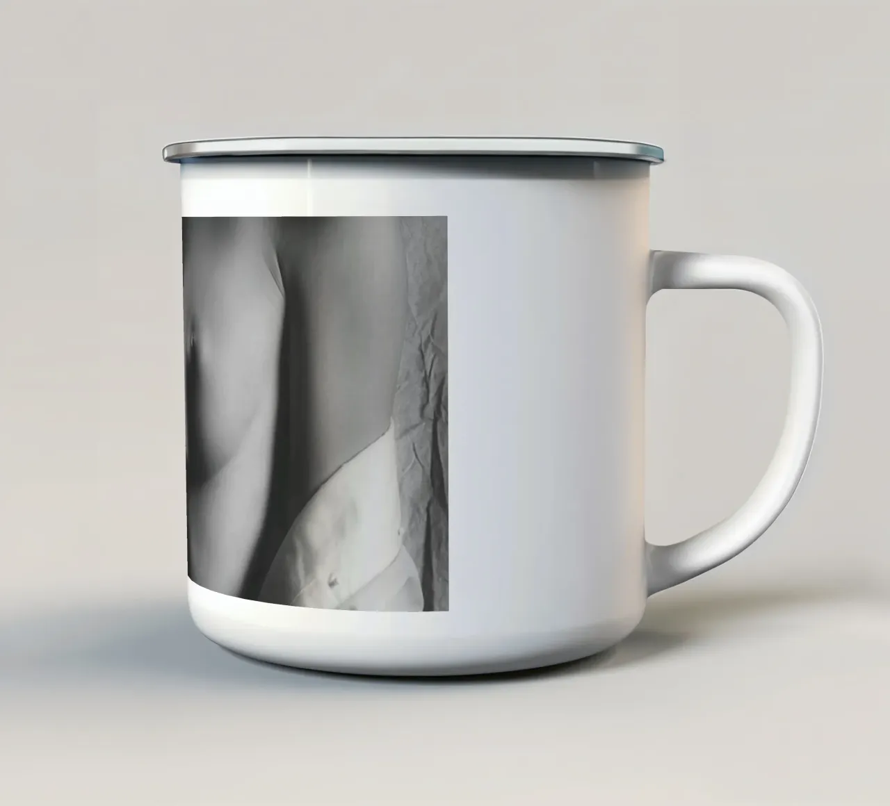 Ella Seated tazza in smalto da Dave Hare Photography