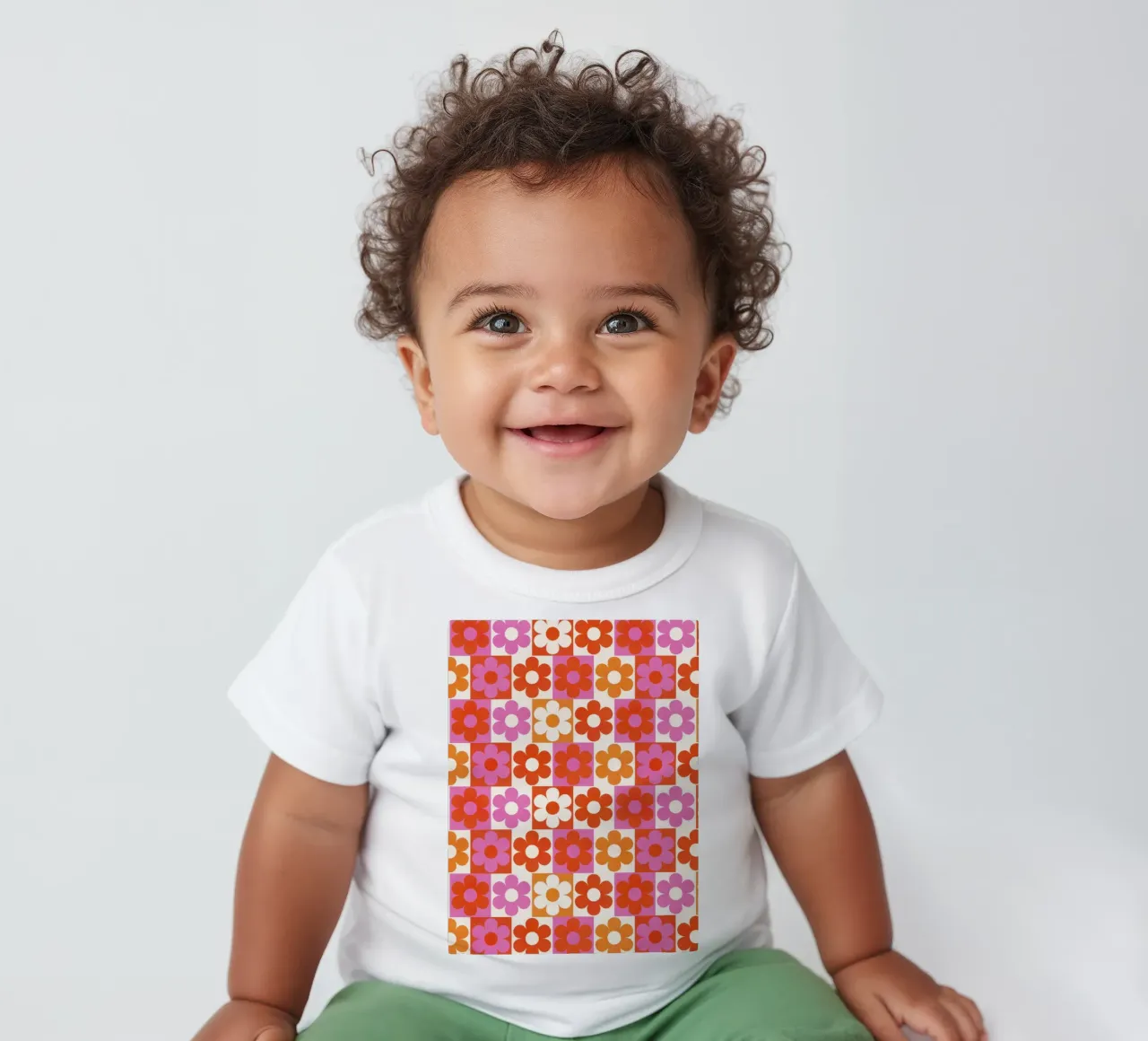Retro 70s Daisy Pattern Art Print - Pink and Orange maglietta neonato da showmemars