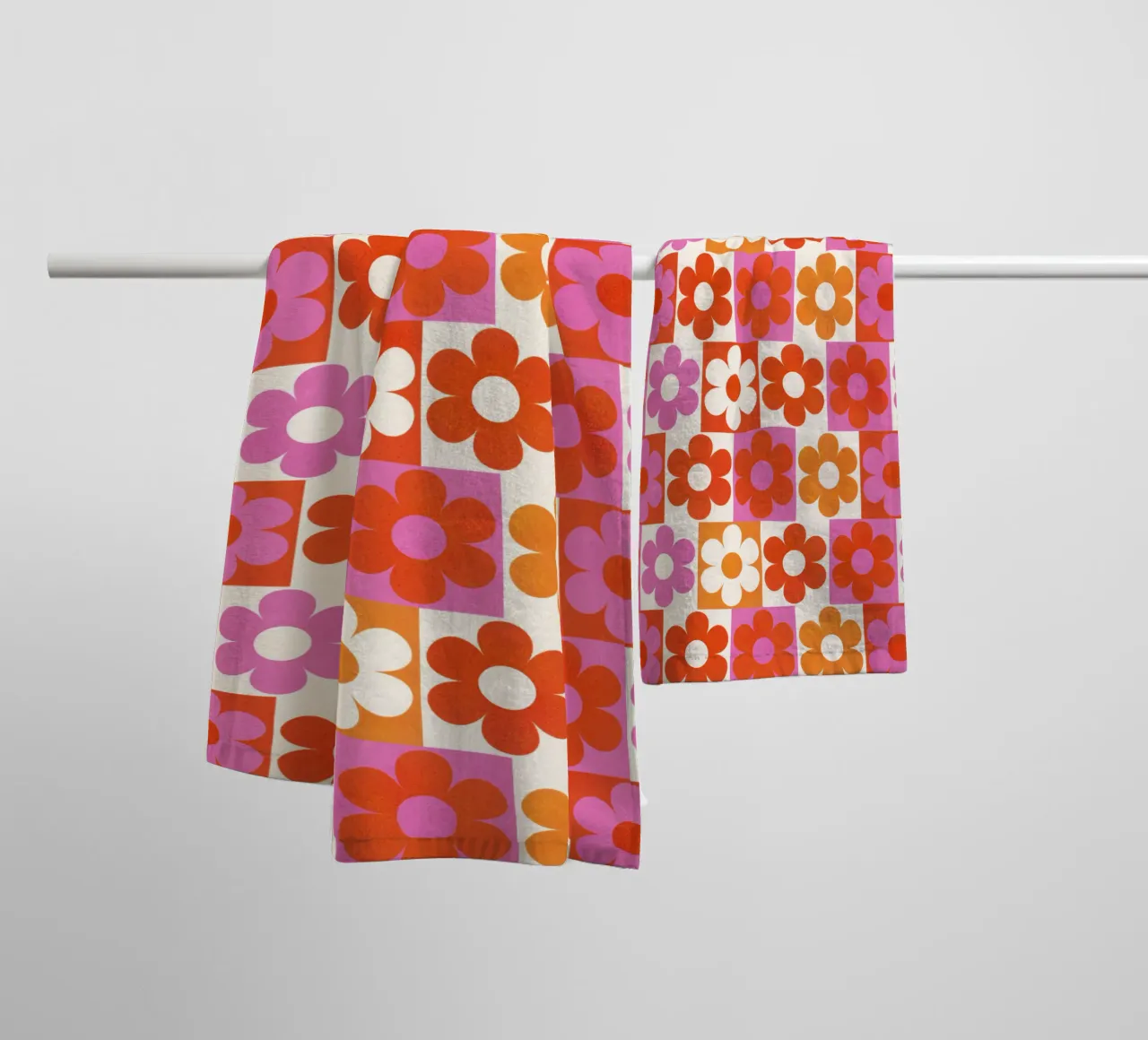 Retro 70s Daisy Pattern Art Print - Pink and Orange asciugamano da bagno da showmemars