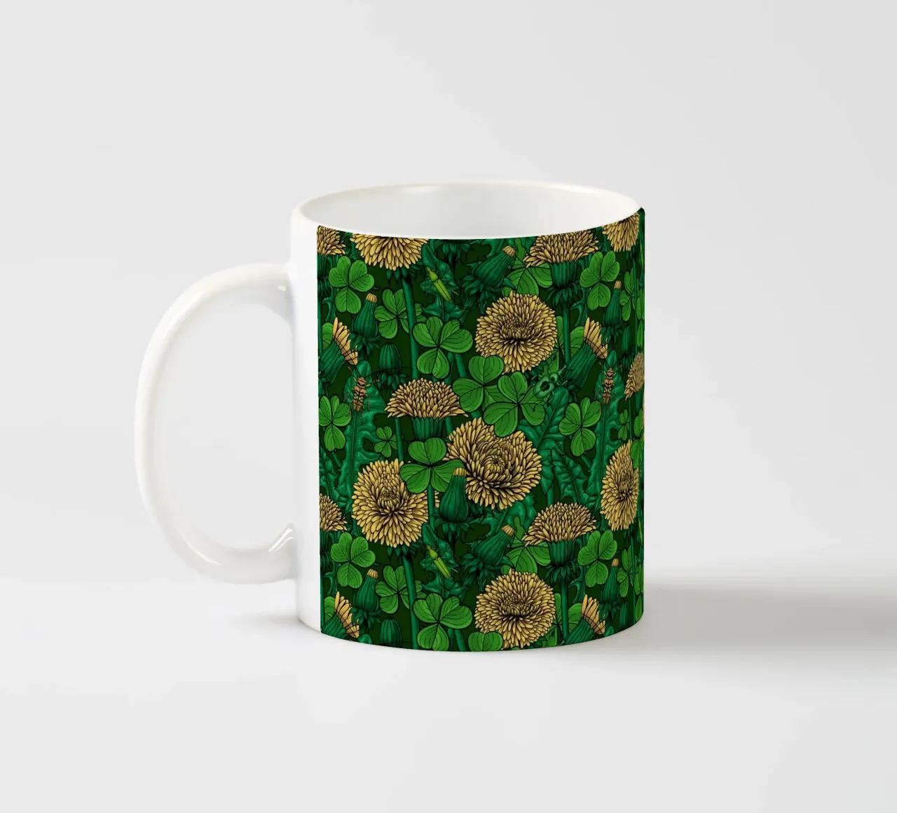 De weide in groen en geel keramische mok van Painted Nature