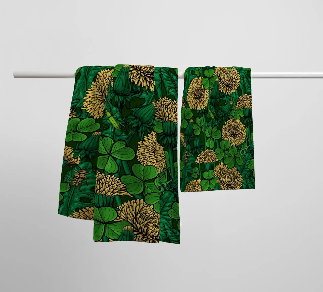 La prairie en vert et jaune serviette de bain de Painted Nature