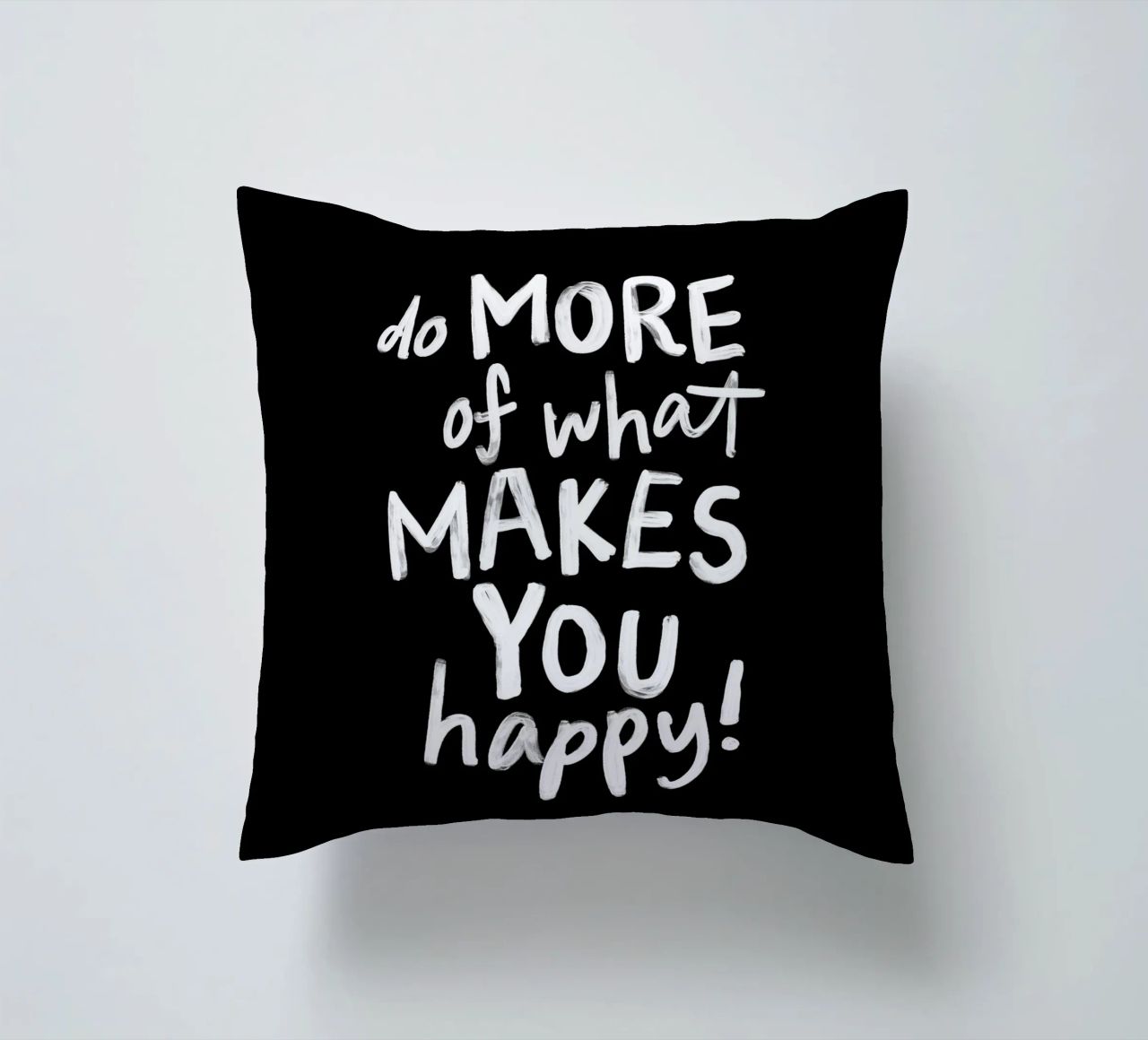 Fare di più di ciò che vi rende felici in bianco e nero cuscino da THE MOTIVATED TYPE