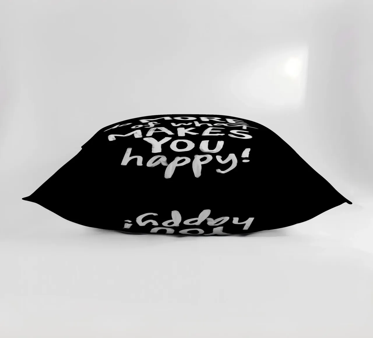 Fare di più di ciò che vi rende felici in bianco e nero cuscino da THE MOTIVATED TYPE
