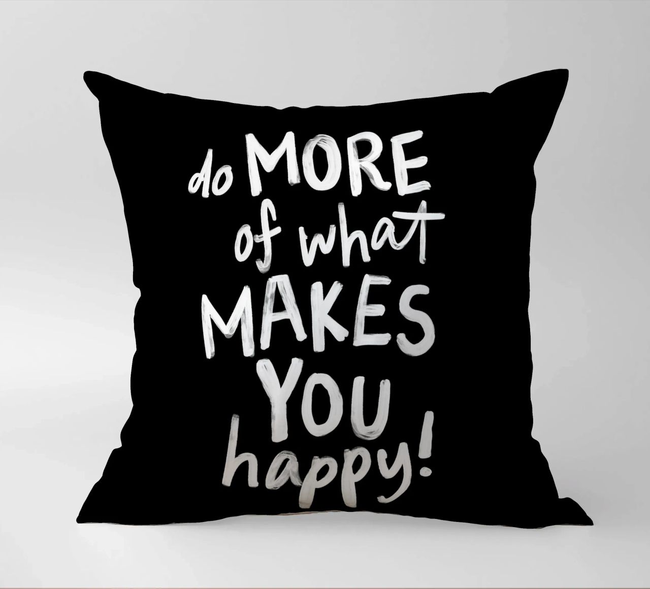 Fare di più di ciò che vi rende felici in bianco e nero cuscino da THE MOTIVATED TYPE