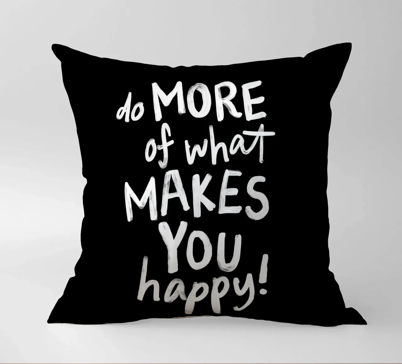 Haz más de lo que te hace feliz en blanco y negro cojín de THE MOTIVATED TYPE