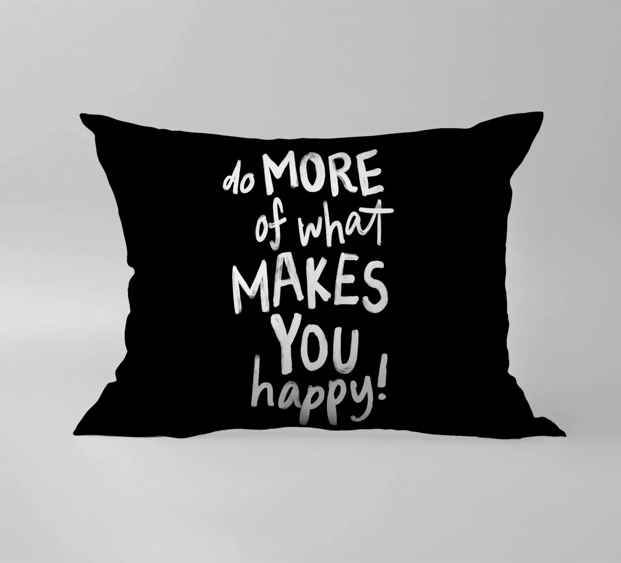 Haz más de lo que te hace feliz en blanco y negro cojín de THE MOTIVATED TYPE