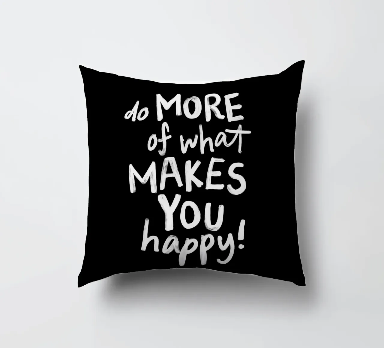 Haz más de lo que te hace feliz en blanco y negro cojín de THE MOTIVATED TYPE