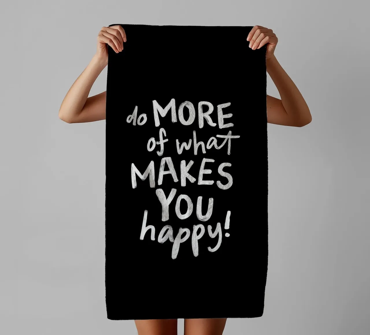 Fare di più di ciò che vi rende felici in bianco e nero asciugamano da bagno da THE MOTIVATED TYPE